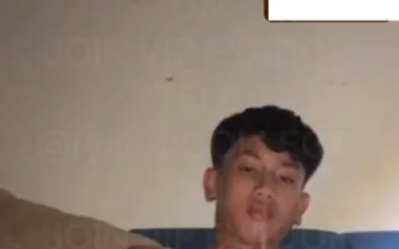 Walang Tao Sa Bahay Kaya Nagjakol Si Everett