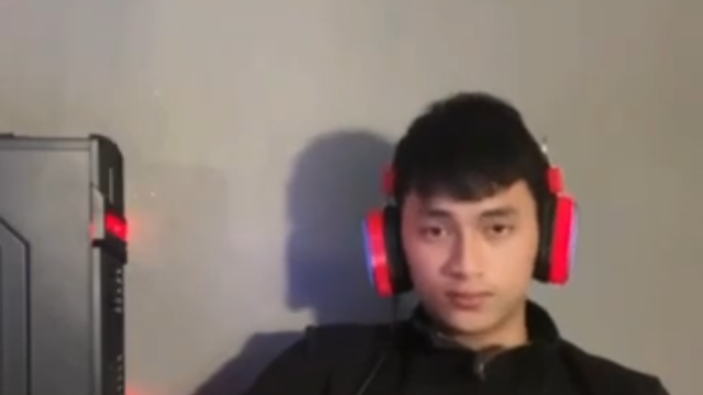 Rhodes Ang Gwapong Laging Naka Live Stream Jakol